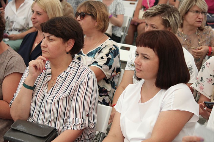 Понедельник для большинства тюменских педагогов давно перестал быть днём тяжелым. Насыщенным - да, непредсказуемым - тоже да, но не тяжелым